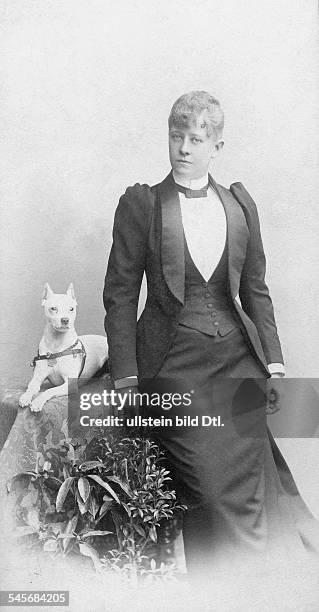 1937Schauspielerin DGanzfigur mit Hund im Fotoatelier in Wien- undatierte Aufnahme, ca. 1889-1899Fotografie von K.u.K. Hofphotograph Carl Pietzner