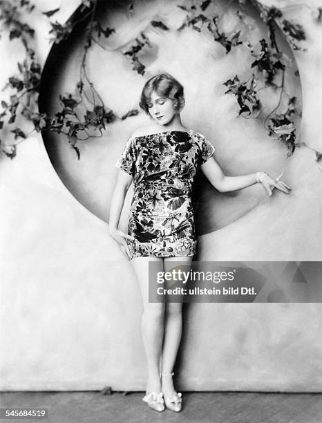 Tänzerin, Schauspielerin, Sängerin, Polen / USAeigentlich Marianna MichalskaPorträt im Minikleid- 1926Fotografie: Alfred Cheney Johnston