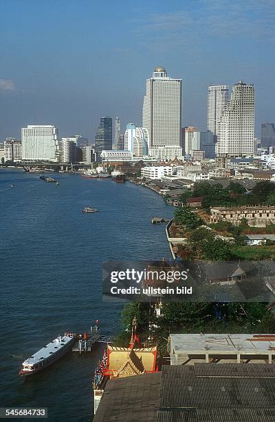 Blick auf die Skyline und den Fluß Chao Phraya, im Vordergrund ein Tempel als Schiffsanlegestelle- 2001