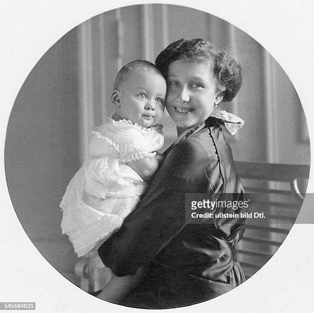 Princess Victoria Louise of Prussia, Duchess of Brunswick, Germany *13.09.1892-+Daughter of the German Emperor Wilhelm II.with her son Ernst August.-...