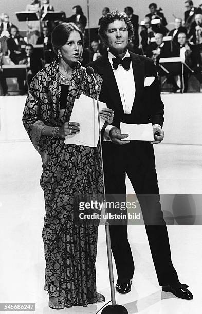 Renzi, Eva *-+Schauspielerin, D- mit Ehemann Paul Hubschmid beim 'Gala-Abend der Schallplatte'- 1971