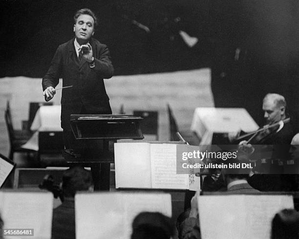 Walter, Bruno *1876-1962+Conductor, Germany / USAconducting the Berlin Philharmonic