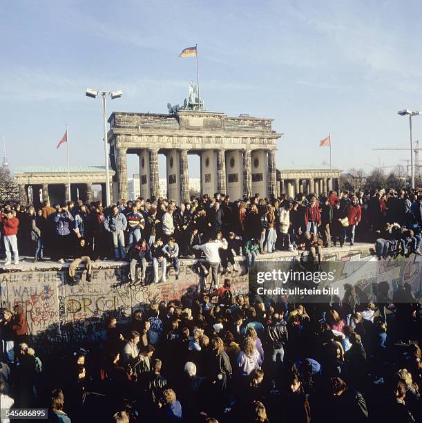 People on the Berlin Wall at the Brandenburg Gate -