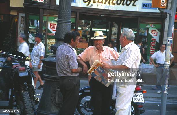 Drei ältere Männer im Gespräch auf derRambla in der Altstadt von Barcelona- 1999