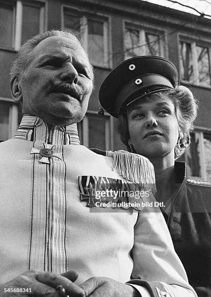 Schauspielerin, Dmit Helmut Gmelin in`Der Hauptmann von Köpenick'Regie: Helmut Käutner- 1956