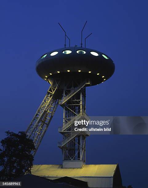 Lüntec; Forschungs- undEntwicklungszentrum; Designer-Büro vonLuigi Colani auf einem Förderturm - 1999