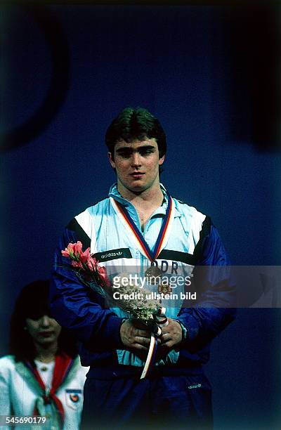 Gewichtheben, 2. Schwergewicht bis110 kg, Siegerehrung: Ronny Weller mit der Bronzemedaille- September 1988