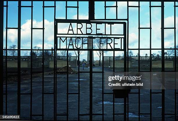 Eingangsbereich des ehemaligenKonzentrationslagers in Oranienburg- 1994