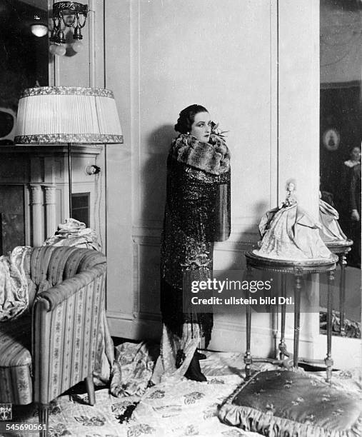 Andra, Fern - Actress, USA - *24.11.1894-+ in a spangled evening dress with tippet and fox collar - published: 'Dame' 6/1918 - - Photographer:...