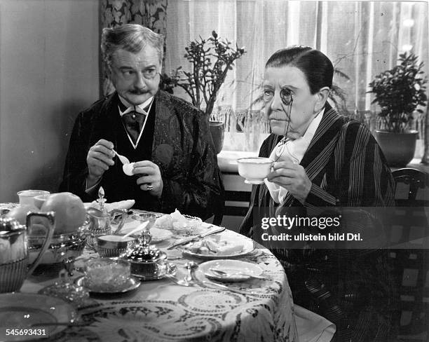 1937Schauspielerin, Dmit Ralph Arthur Roberts in dem Film'Engel mit kleinen Fehlern'- 1936