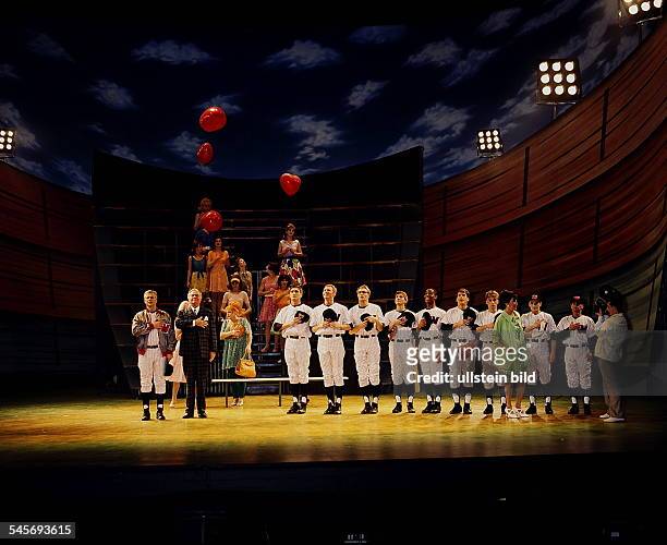 Baseballmannschaft der "WashingtonSenators" mit Silvia Wintergrün in "Damn Yankees"Buch: George Abbott, Douglas WallopR: Jürg Burth, Ulf...