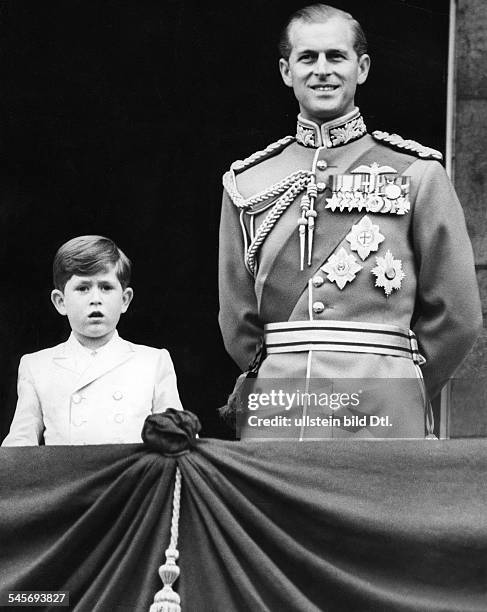 Herzog von Edinburgh, Prinz von Großbritannien und Nordirland; Prinzgemahl K�önigin Elisabeths II.- mit Sohn Prinz Charles auf dem Balkon des...