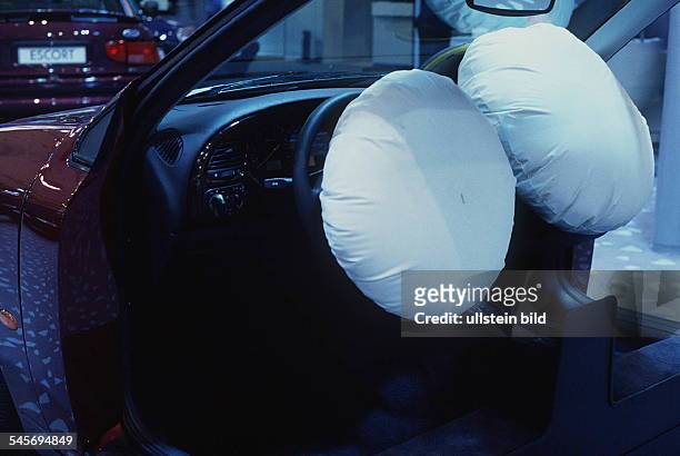 `Autos, Avus, Attraktionen' in denMessehallen am Funkturm: Fahrer- undBeifahrer- Airbag im Ford Scorpio- Oktober 1994