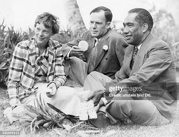 Amelia Earhart24.07.1897-+ Aviatrix, USAwith her husband, George Palmer Putnam and Duke Kahanamoku, the former swimmer, now sheriff of Honolulu /...