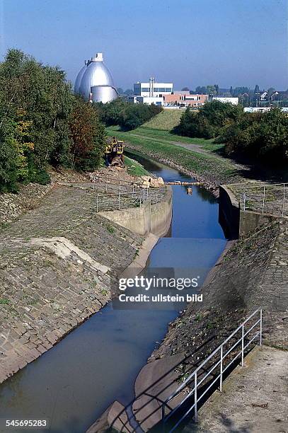 Die kanalisierte Emscher bei Dortmund,im Hintergrund Industrieanlagen- 1996