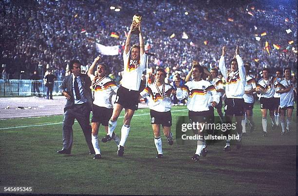 World Cup in Italy Final in Rome: Germany 1 - 0 Argentina - the German team on a lap of honour after the match with the trophy -