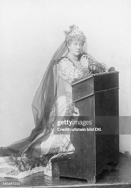 1937Schauspielerin, Dundatierte Einzelaufnahme als 'Maria Stuart' im 5. Akt an einem Theater in Wien- ca. 1889-1899Aufnahme: K.u.K. Hof-Photograph...