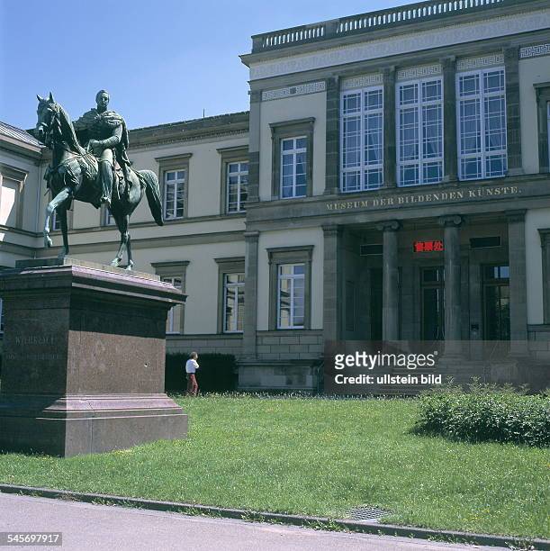 Alte Staatsgalerie; davor ein Reiterstandbild von König Wilhelm I. Von Württemberg- Aussenansicht 2000