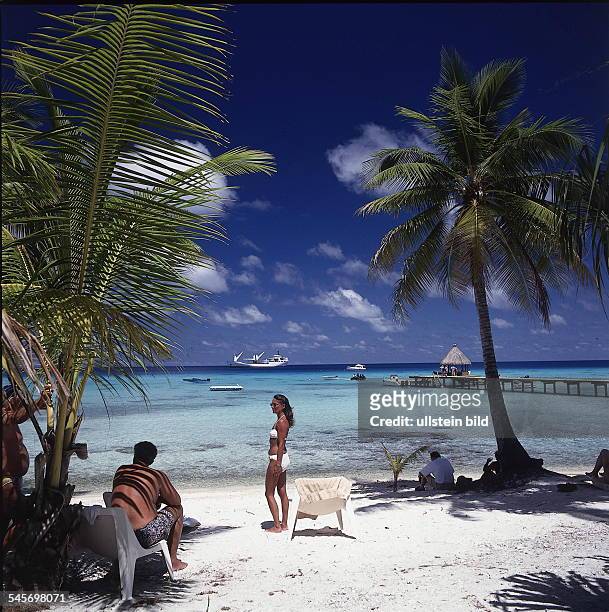 Tuamotus / Insel Rangiroa: Touristen am Strand desKia Ora Hotel- 1999