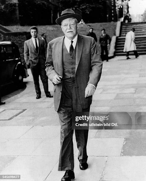 1969Politiker USAChef der CIA 1953 - 1961Dulles auf dem Weg zum Aussenministeriumin London.Juni 1960