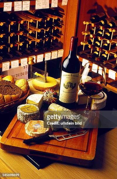 Flasche Rotwein mit Käse in einemWeinlager- 1998