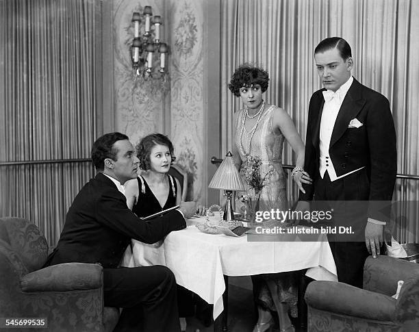 Harvey, Lilian - Actress, Singer, Germany / Great Britain - *-+ Scene from the movie 'Adieu Mascotte' from left Ifo Sym, Harvey, Mariette Millner and...