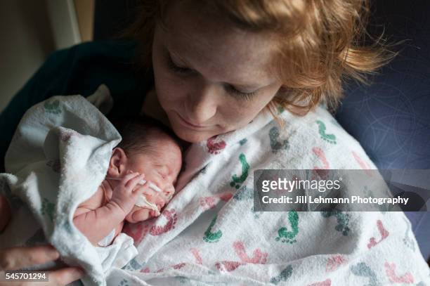 premature baby in nicu - neonatal intensive care unit fotografías e imágenes de stock