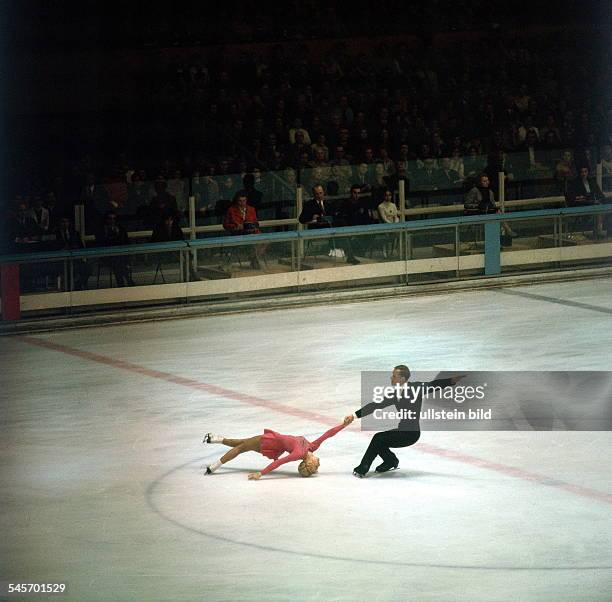 Paarlauf: Olympiasieger LyudmilaBeloussowa und Oleg Protopopow beider Todesspirale - Februar 1968