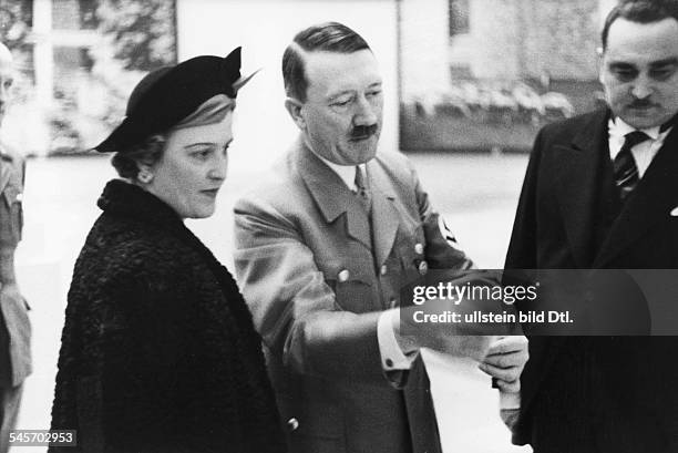 'Erste Deutsche Architektur - und Kunsthandwerk - Ausstellung' im Haus der Deutschen Kunst in München: Adolf Hitler bei einem Rundgang mit dem...