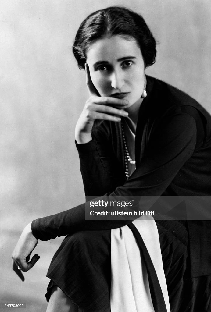 Madame Blandine de Prevauxnee: OllivierGreat-granddaughter of Franz Liszt- Portrait - 1929- Photographer: Karl Schrecker- Published by: 'Der Querschnitt' 04/1929Vintage property of ullstein bild