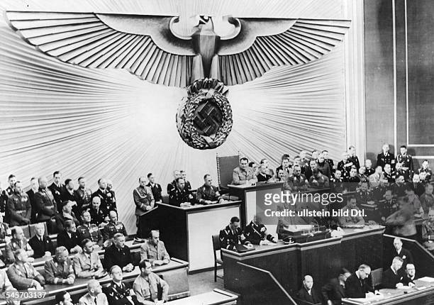 Adolf Hitler während seiner Ansprache inder Kroll-Oper; neben dem Rednerpult nachrechts: Otto Dietrich, Wilhelm Brückner,nach links: Hans Heinrich...