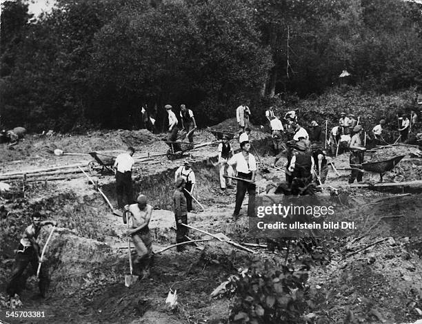 Arbeitslose werden beim Bau eines neuen Flussbetts beschäftigt- Herbst 1931