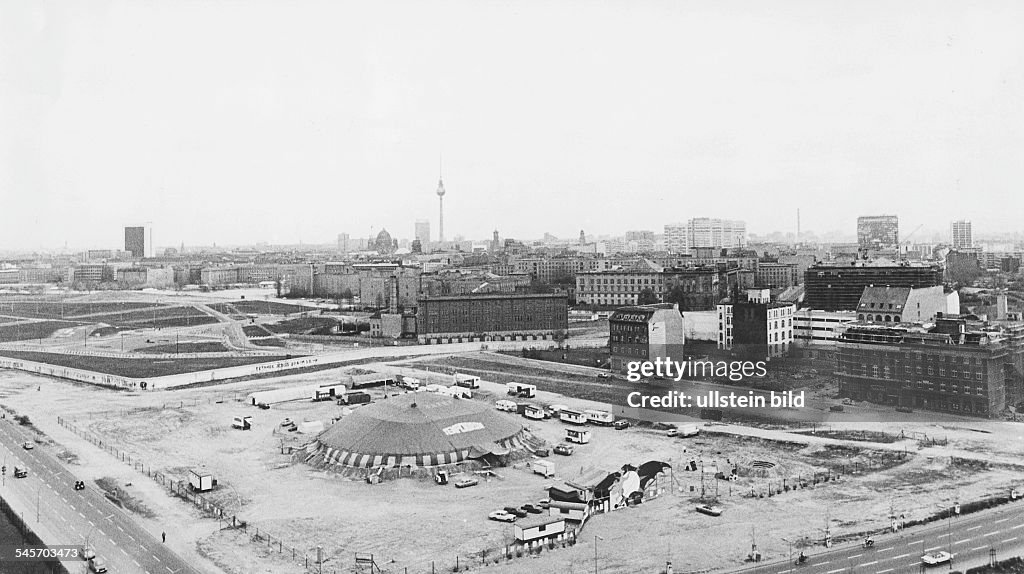 Berlin Tempodrom - Blick aus erhöhter Sicht auf das 'Tempodrom' am Potsdamer Platz