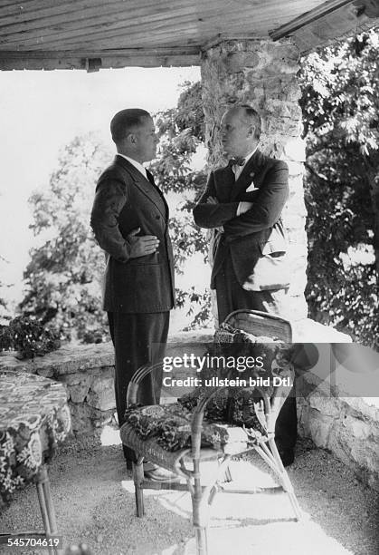 Aussenminister Ciano im Gespräch mit ReichsaussenministerJoachim v. Ribbentrop im Park von SchlossFuschl am Fuschlsee