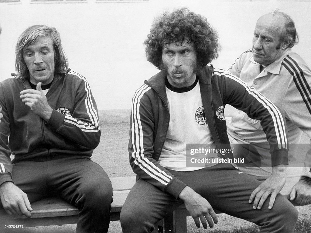 Netzer, Guenter *14.09.1944- Football player, Germanywith Paul Breitner (center) and the coach of the national soccer team Helmut Schoen (on the right).- 1975
