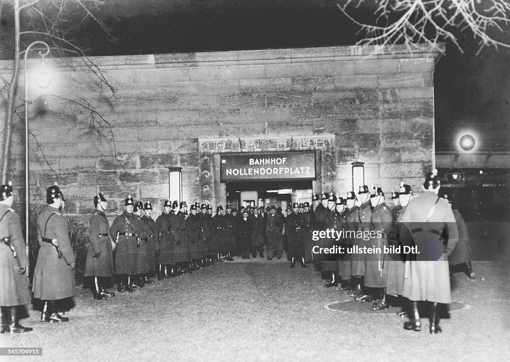 Germany Free State Prussia Berlin The movies in the 1930ies 6. Dec. 1930: Riot police stand by at the subway station Nollendorfplatz (Berlin) to protect a performance of the US-produced movie 'All Quiet On The Western Front' (USA 1930) in the 'Mozart