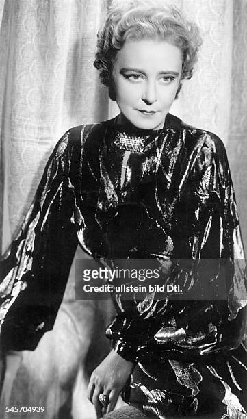Haack, Kaethe *11.08.1897-+Actress, GermanyPortrait from the movie 'Der Stammbaum des Dr. Pistorius'.- 1939