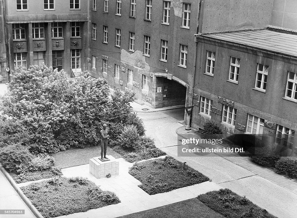 Berlin OdF Gedenkstätte deutscher Widerstand - Denkmal im Bendlerblock kurz nach d. Einweihung