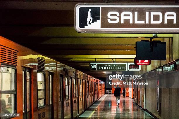 the metro transport system mexico city - ciudad de méxico fotografías e imágenes de stock