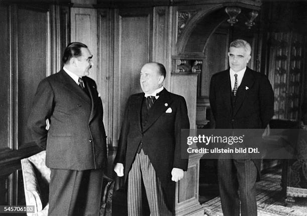 Reichswirtschaftsminister Walther Funk bei einem Besuch in Belgrad imGespräch mit Ministerpräsident Dr. MilanStojadinovic ; rechts: derdeutsche...