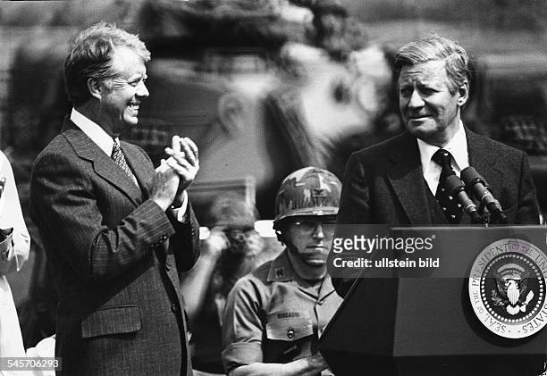 Besuch des US-amerikanischen Präsidenten Jimmy Carter in der BRD - J. Carter und Bundeskanzler Helmut Schmidt während einer Truppenbesichtigung...