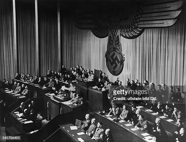 Reichstagssitzung in der Kroll-Oper zum4. Jahrestag der Machtübernahme, auf derAdolf Hitler wesentliche Bestimmungen desVertrags von Versailles für...
