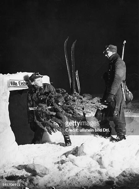 Angehörige des Reichsarbeitsdienstesim Arbeitseinsatz während des Kriegesin Nordfinnland nahe dem Eismeer: EinTannenbaum für die Weihnachtsfeier...