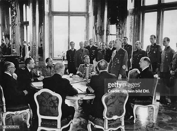 Reichsaussenminister Joachim v. Ribbentropwährend seiner Ansprache nach derUnterzeichnung des Grenzvertrages zwischenUngarn und Rumänien im Oberen...