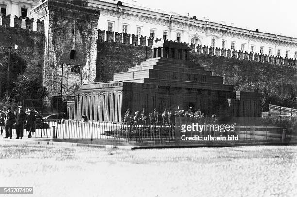 Das Lenin-Mausoleum, aufgenommen währendder Automobil-Weltreise von ClärenoreStinnes und Axel Söderström- August 1927