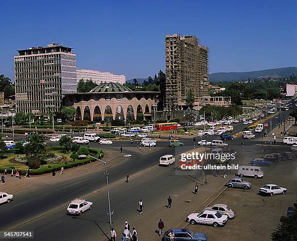 Addis Abeba : Andinet Square mitdem Hauptquartier der National Bank- 1993