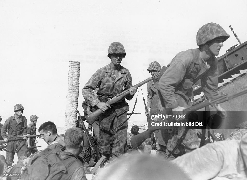 World War II; Pacific: 'Island Hopping' : Disembarkement of US-troups on Gilbert-islands Tarawa; US - Marines during combat. about 22.11.1943