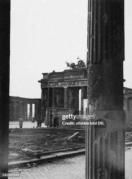 Ww2 Gate Brandenburg Gate War Photos and Premium High Res Pictures - Getty Images