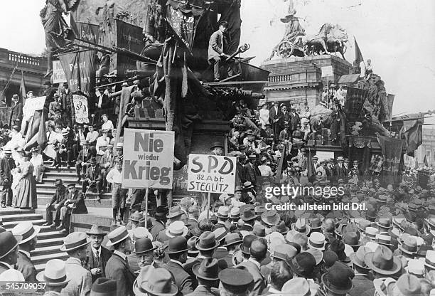 Peace rally of pacifist and political organization in Berlin on occasion of the 7th anniversary of the beginning of World War I