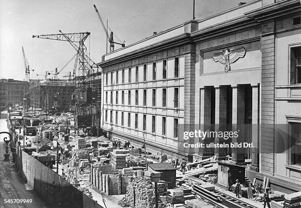 Berlin, Reich Chancellery: New building, designed by Albert Speer: view in the direction of Hermann-Goering-Strasse , right: the entrance to the...